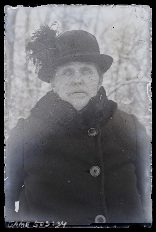 Vanema naise portree. Talveriietes, õues