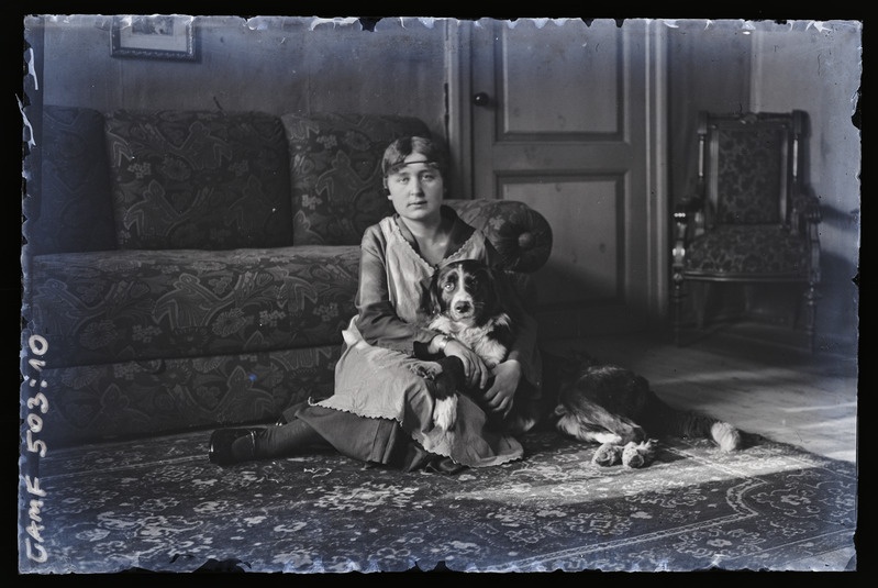 Naise portree. Põrandal istumas, koeraga