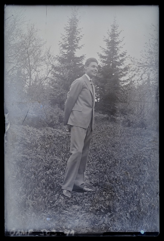 Mehe täisfiguurportree. Looduses