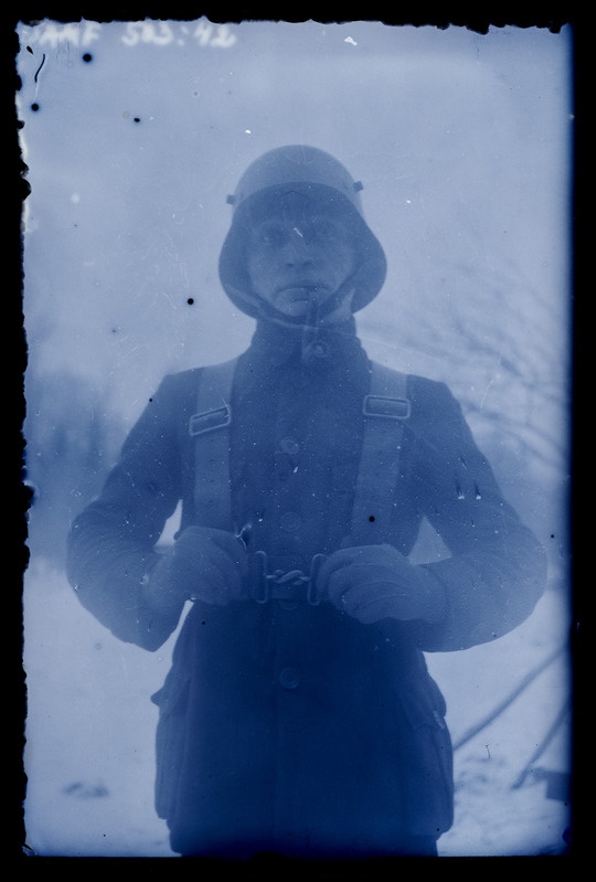 Mehe portree sõjaväevormis, kiivriga