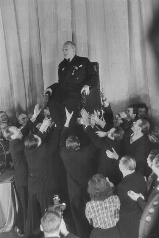 pildil: Hugo Laur, 60. juubel, Draamateatris, kolleegid tõstavad juubilari üles