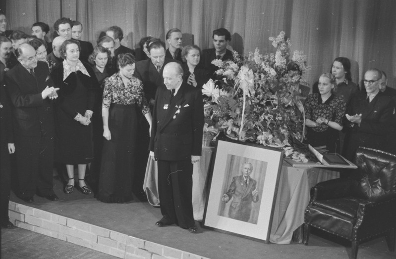 pildil: Hugo Laur, 60. juubel, Draamateatris, juubilar kolleegide ja kingitustega