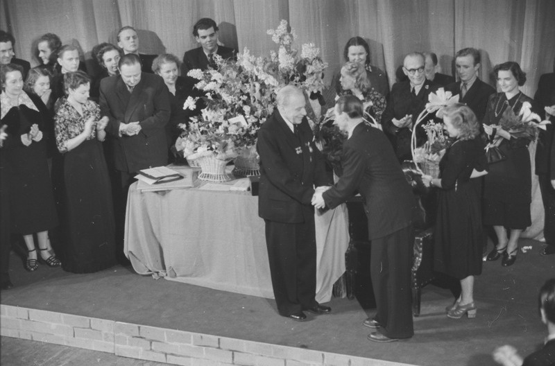 pildil: Hugo Laur, 60. juubel, Draamateatris, juubilari õnnitletakse