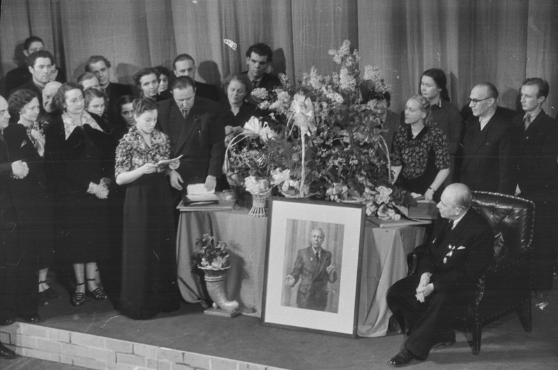 pildil: Hugo Laur, 60. juubel, Draamateatris, juubilar istub, Inna Taarna loeb ette õnnitlustelegramme