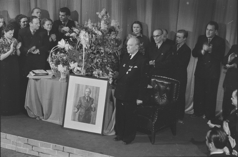 pildil: Hugo Laur, 60. juubel, Draamateatris, juubilar kolleegide ja kingitustega