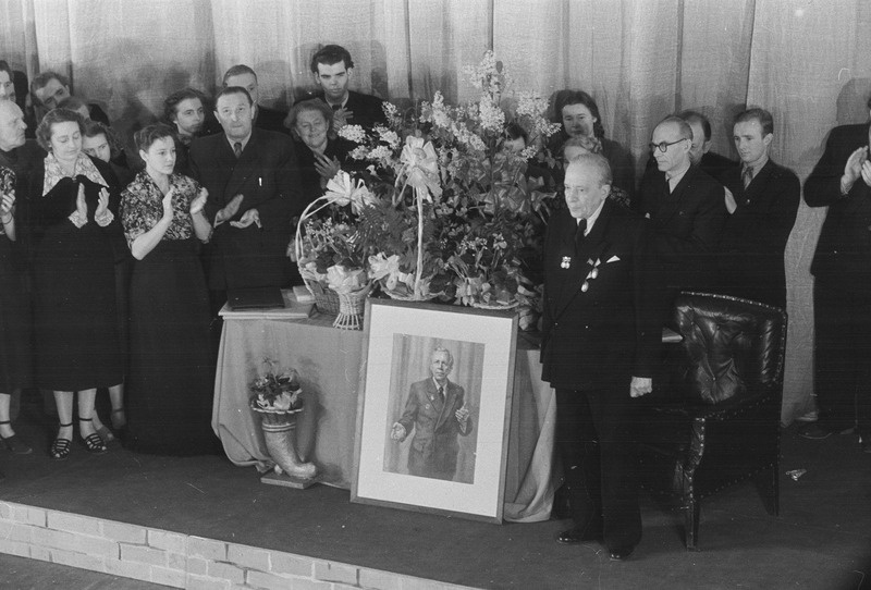 pildil: Hugo Laur, 60. juubel, Draamateatris, juubilar tänab publikut