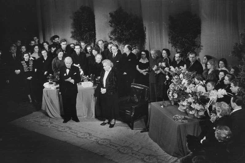 pildil: Betty Kuuskemaa 75. juubel, Draamateatris, Hugo Laur loeb ette õnnitlustelegramme