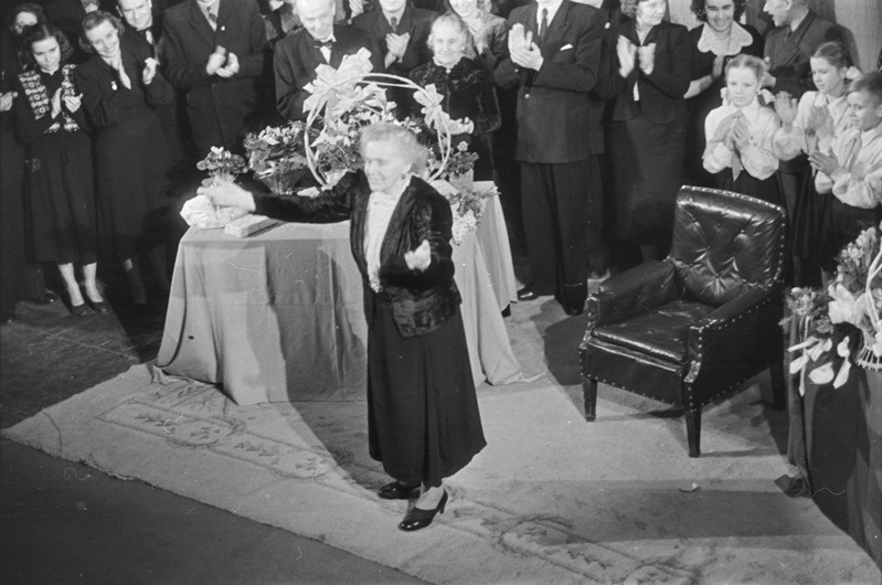 pildil: Betty Kuuskemaa 75. juubel, Draamateatris, juubilar tänab publikut