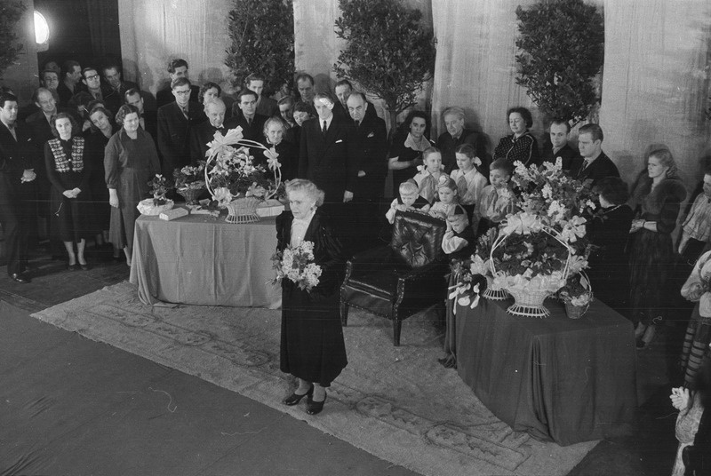 pildil: Betty Kuuskemaa 75. juubel, Draamateatris, juubilar tänab publikut