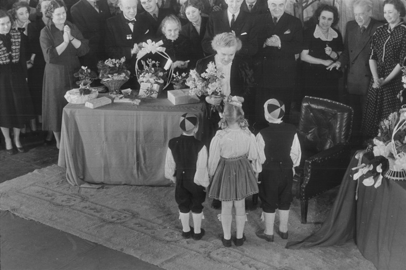 pildil: Betty Kuuskemaa 75. juubel, Draamateatris, lapsed õnnitlevad juubilari