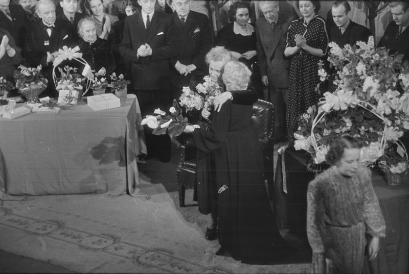Betty Kuuskemaa 75. juubel, pildil: Salme Peetson õnnitleb juubilari, Draamateater, 24.01.1954