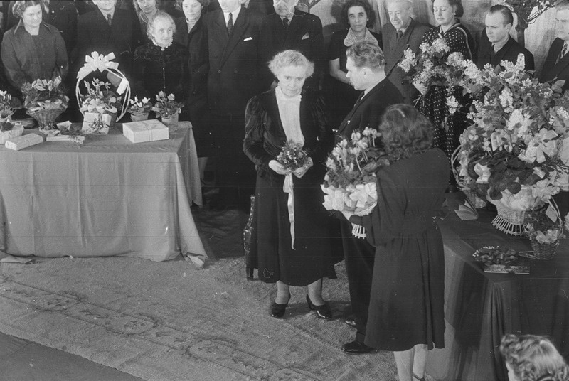 Betty Kuuskemaa 75. juubel, pildil: õnnitletakse juubilari, Draamateater, 24.01.1954