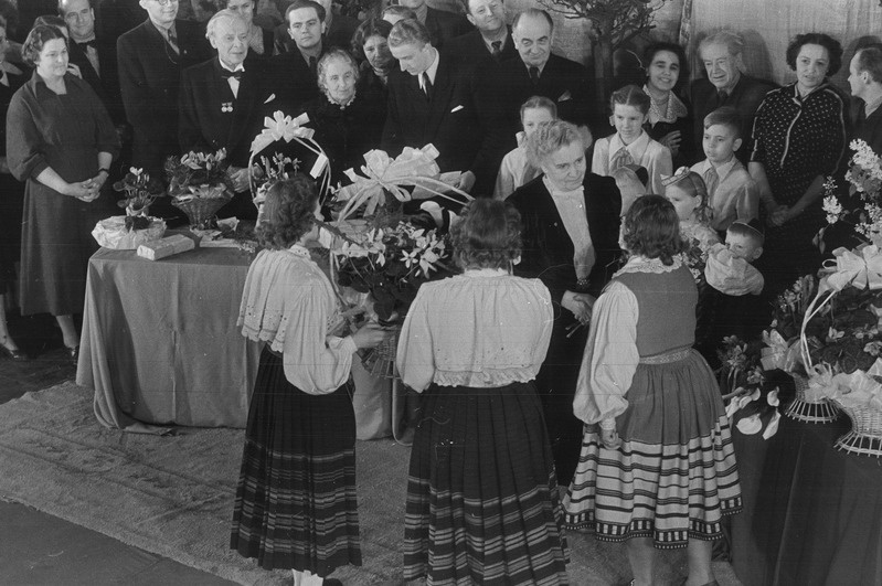 Betty Kuuskemaa 75. juubel, pildil: õnnitletakse juubilari, Draamateater, 24.01.1954