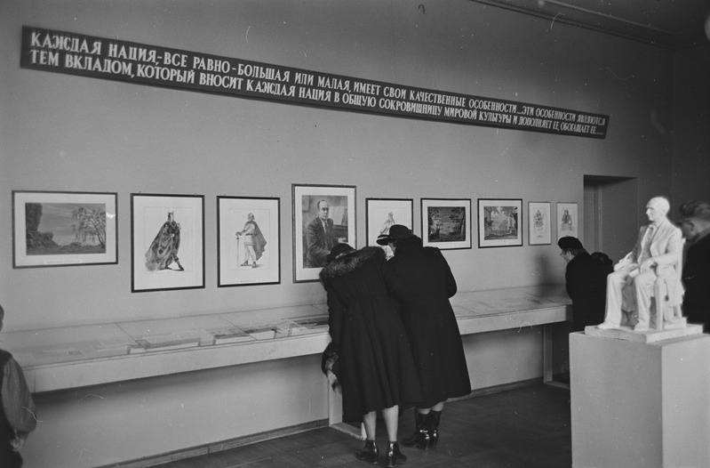 pildil: Friedrich Reinhold Kreutzwaldi juubelinäitus, seinal Natalie Mei kostüümikavandid Eugen Kapi balletile Kalevipoeg, Kunstihoone, 17.01.1954