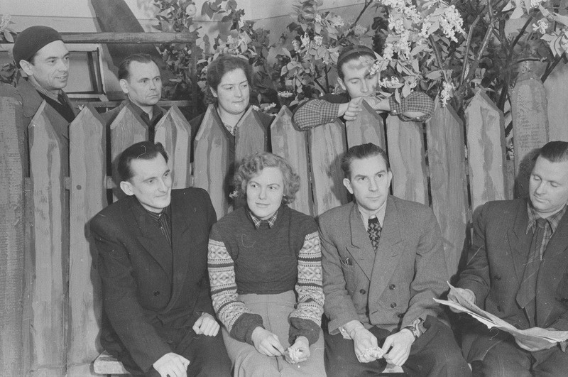 pildil: Eldor Renter, tundmatu isik, Väino Vahtrik, Frits Matt dekoratsioonitöökoja töötajad