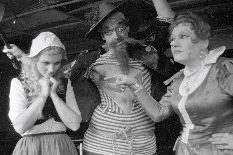 Negatiiv, lavastus Kui kell lõi kesköötundi Vene Teatris