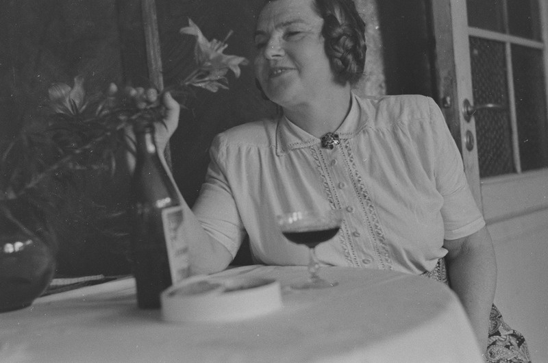 portree: Mari Möldre, koduses miljöös, 1954