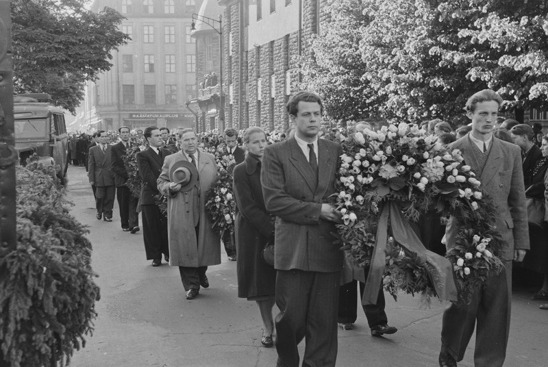 Johannes Kaljola matused, pildil: matuserongkäik, pärga kannavad Erich Jaansoo ja Ervin Abel
