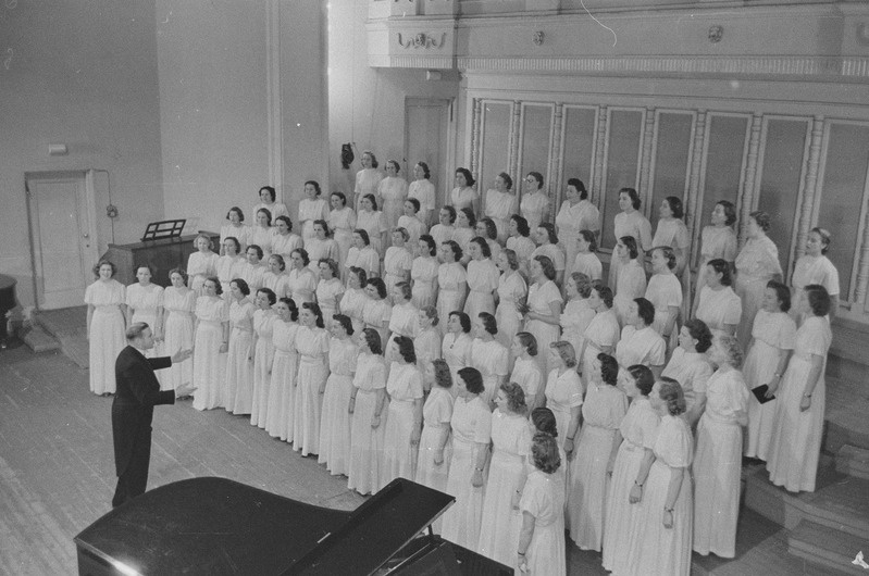 Tallinna Haridustööliste naiskoor esinemas, 1954, pildil: koorijuht – Lembit Verlin, solist – Veera Neelus