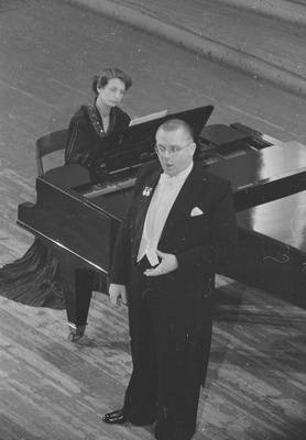 Aleksander Arderi õpilaste kontserdil, 1954, pildil: Tiit Kuusik, klaveril Tekla Koha  similar photo