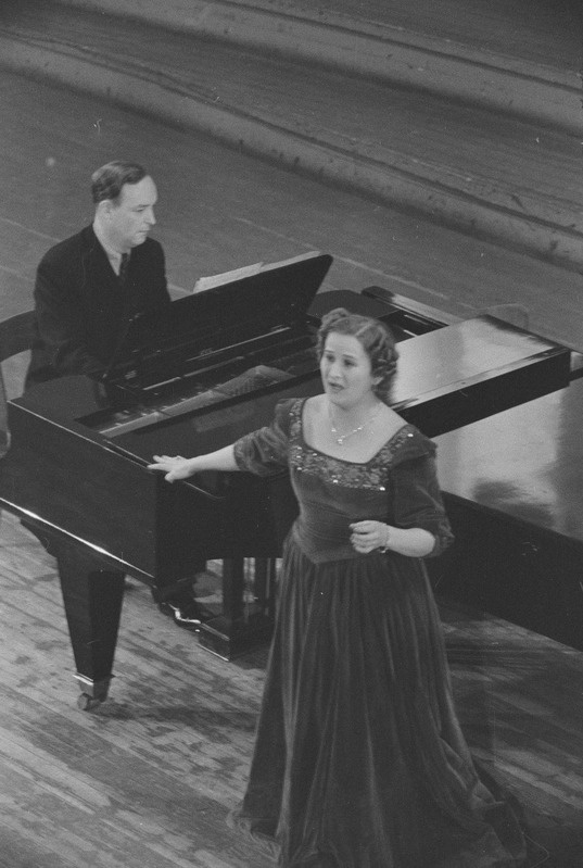 Aleksander Arderi õpilaste kontserdil, 1954, pildil: Aino Külvand, klaveril Erich Jalajas