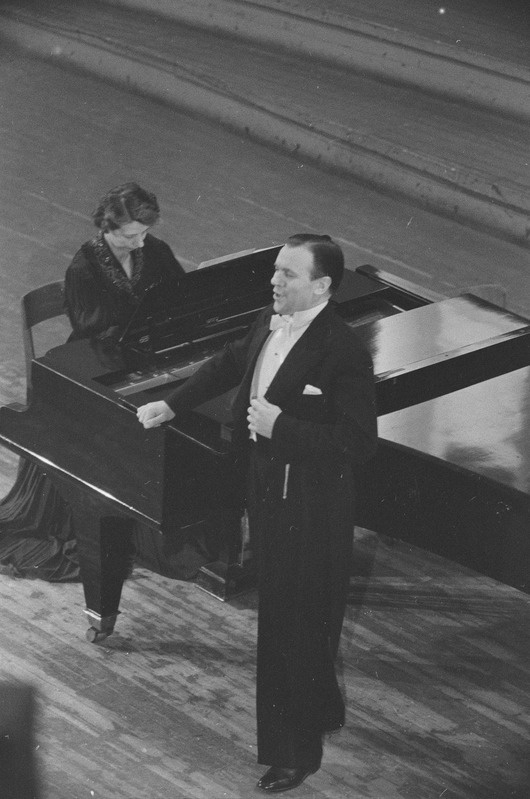 Aleksander Arderi õpilaste kontserdil, 1954, pildil: Viktor Gurjev, klaveril Tekla Koha