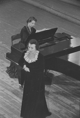 Aleksander Arderi õpilaste kontserdil, 1954, pildil: Elsa Maasik, klaveril Tekla Koha  similar photo