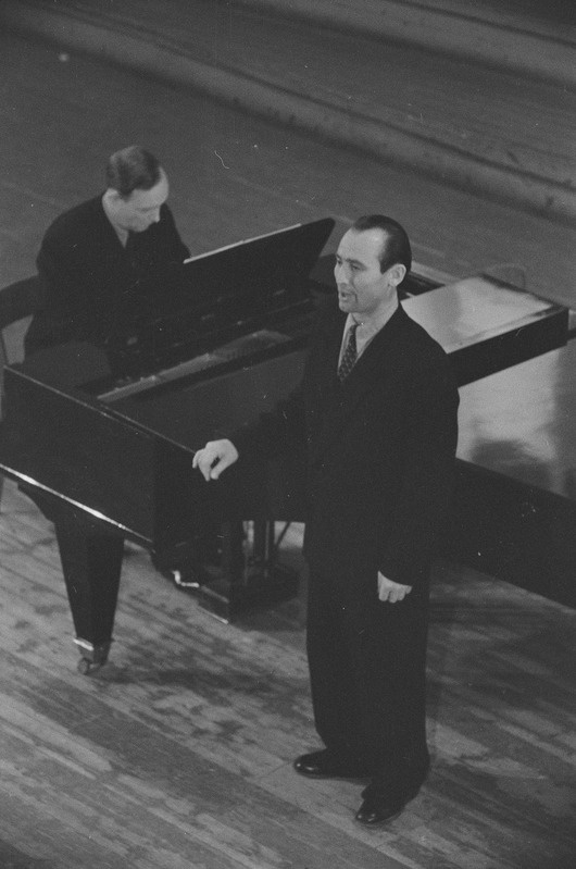 Aleksander Arderi õpilaste kontserdil, 1954, pildil: Hugo Viks, klaveril Erich Jalajas