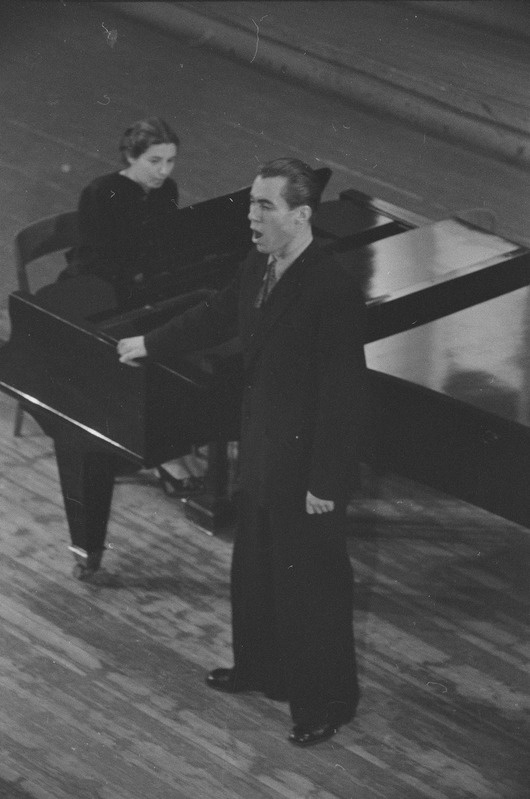 Aleksander Arderi õpilaste kontserdil, 1954, pildil: Jüri Pärg