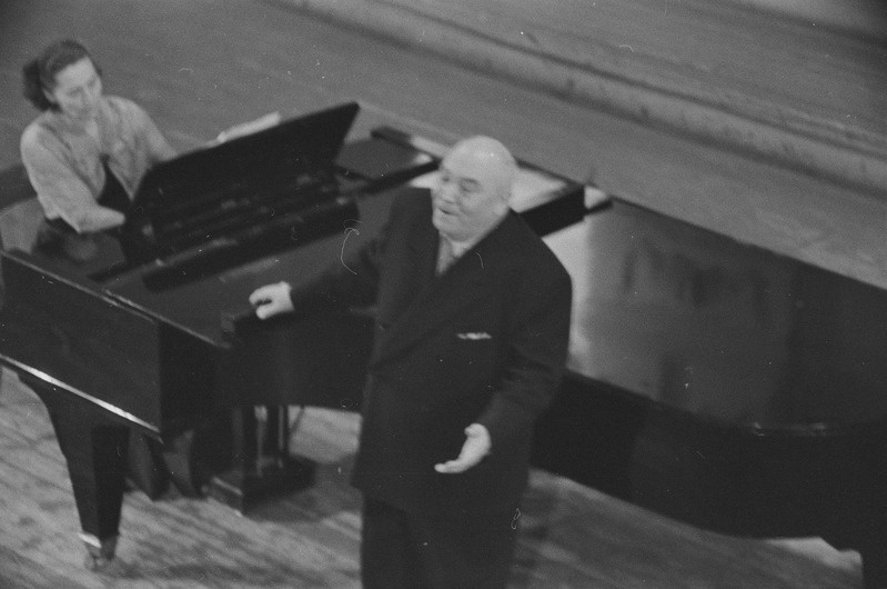 Aleksander Arderi õpilaste kontserdil, 1954, pildil: Aleksander Arder oma õpilaste kontserdil