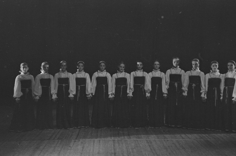 Koreograafilise Kooli 1. lennu lõpetajate balletiõhtu ja lõpuaktus, pildil: Vene rahvatants