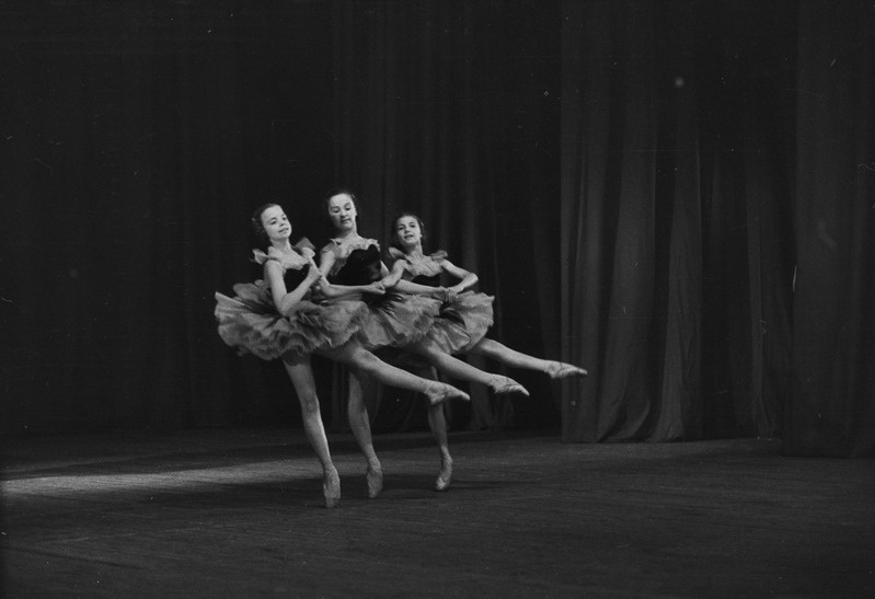 Koreograafilise Kooli 1. lennu lõpetajate balletiõhtu ja lõpuaktus, pildil: nooremad õpilsed paremalt Larissa Kaur, Natalia Lukaševitš