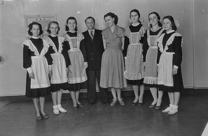 Koreograafilise Kooli 1. lennu lõpetajad pildil: Aime Leis, Iraida Generalova, Ülle Ulla, Signe Tamm, Maire Loorents, Aigi Rüütel,pianist Lurje, pedagoog Niina Kurvits