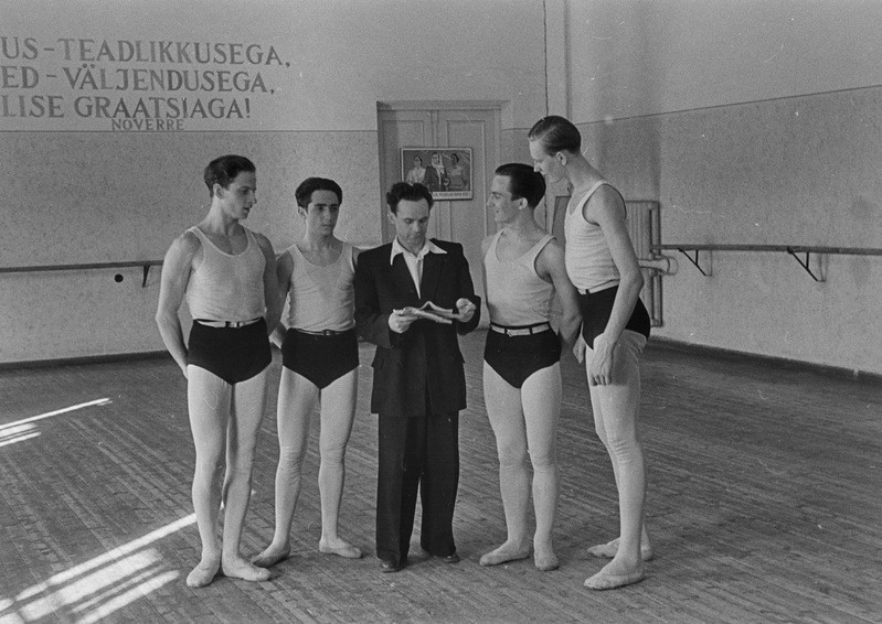 Koreograafilise Kooli 8. klassi õpilased, pildil: Verner Loo, David Šur, K. Födorov – pedagoog, Peeter Roos ja Heino Aassalu