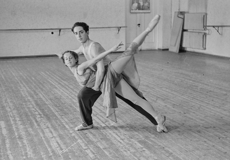 Koreograafilise Kooli 1. lennu lõpetajad, pildil: Lõpetaja Aime Leis ja 8. klassi õpilane David Šur