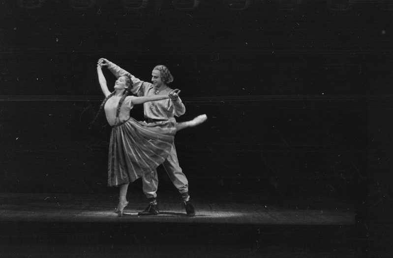 Koreograafilise Kooli 2. lennu lõpetajate ja õpilste balletiõhtu, pildil: Kalevipoja ja Saarepiiga tants