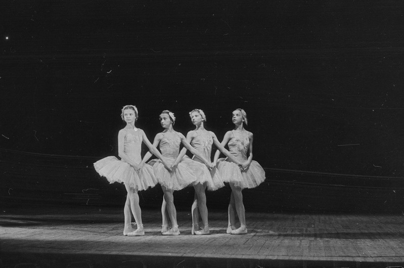 Koreograafilise Kooli õpilasõhtu, Teater Estonia, 1952, osades: Luik – Helga Ojalo, Luik – Tamara Koptelrov, Luik – Larissa, Luik – Kaur-Lazareva