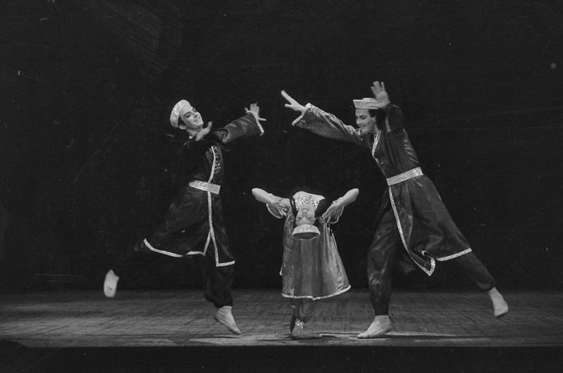 Koreograafilise Kooli õpilasõhtu, Teater Estonia, 1952, pildil: Horezmi tants, Peeter Roos, Elonna Spriit ja Heino Aassalu