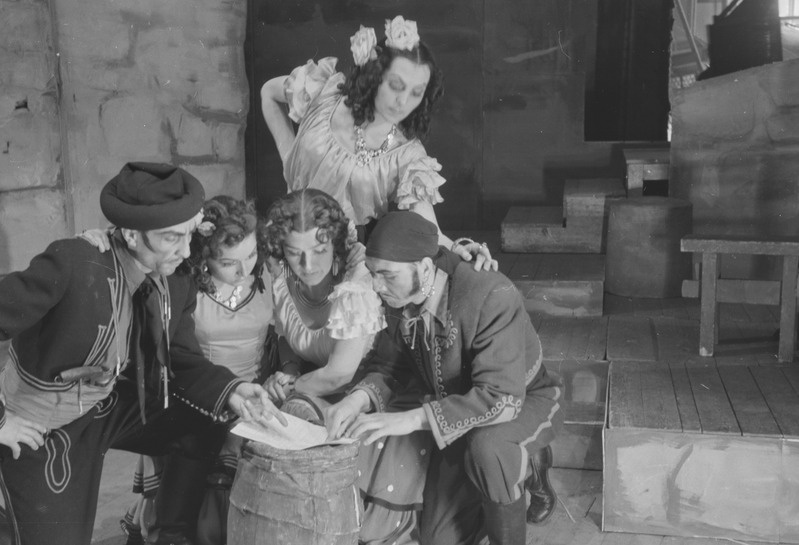 Carmen, Teater Estonia, 1947, pildil: Remendado – Ahto Haabjärv, Frasguita – Veera Neelus, Mercedes – Leida Soom, taga – Enna Maripuu