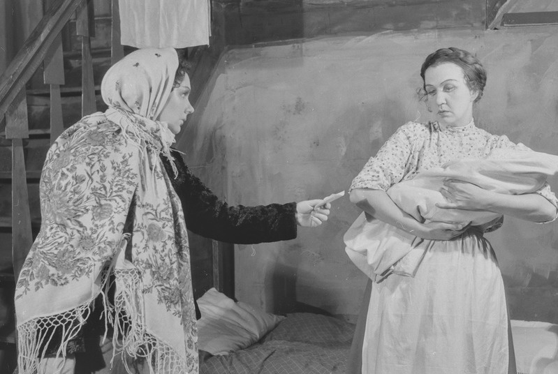 Vaikne Don, Teater Estonia, 1948, osades: Natalia – Marta Rungi, Aksinja – Olga Lund