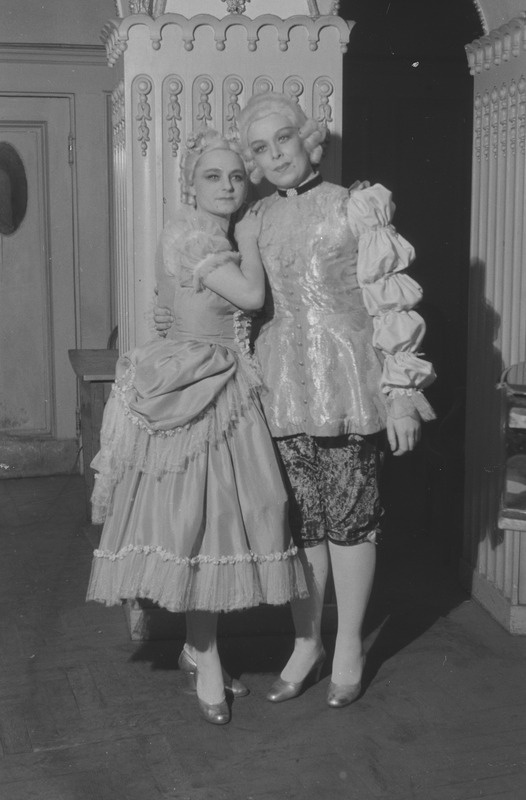 Padaemand, Teater Estonia endises kinoteatris Gloria, 1946, osades: Chloe – Milli Rebane, Paulina – Madli Poola