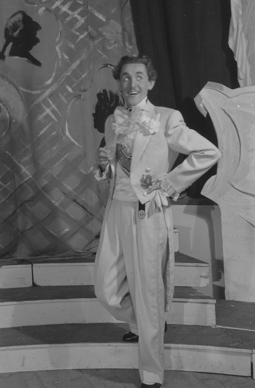 Kerjusüliõpilane, Teater Estonia, 1947, osades: Simon – Paul Mägi