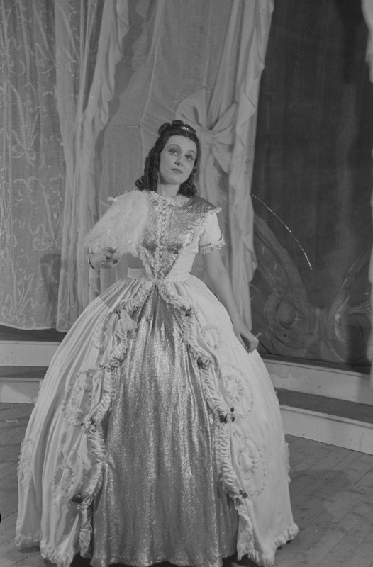 Kerjusüliõpilane, Teater Estonia, 1947, osades: Laura – Veera Neelus
