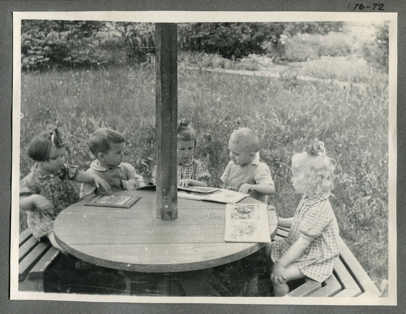 Pildiraamatuid vaatamas. Tallinna Linna Laste Tuberkuloosisanatoorium