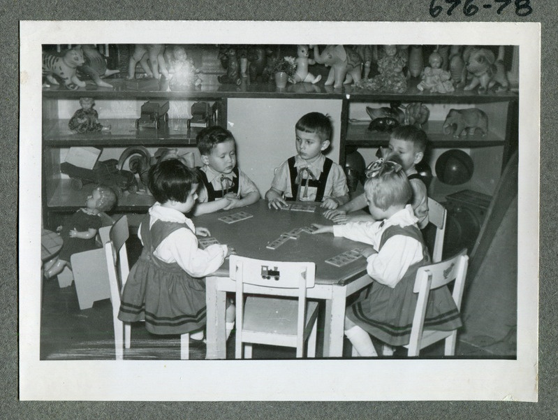 Tallinna Linna Laste Tuberkuloosisanatooriumi patsiendid mängimas