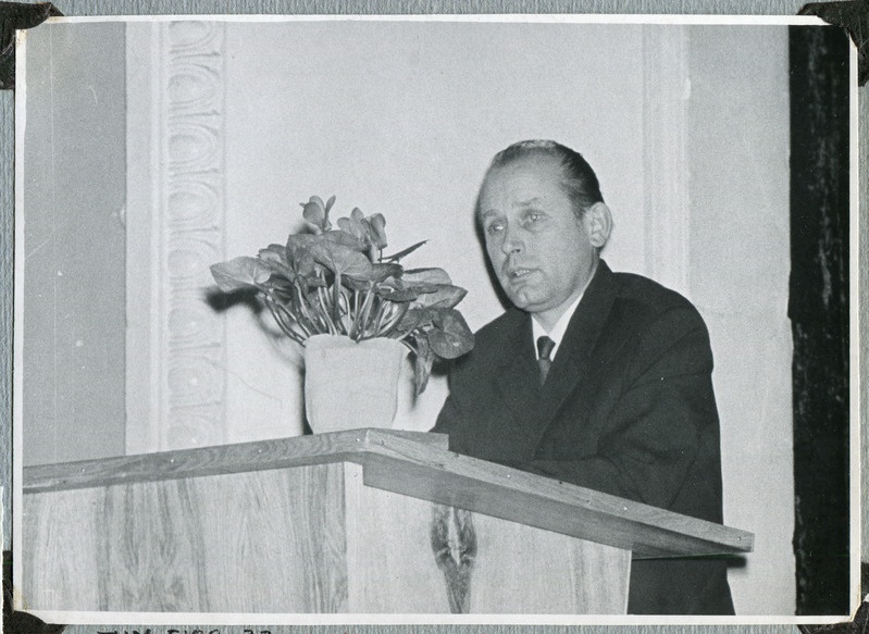 Esineb Kohtla-Järve täitevkomitee esimehe asetäitja M. N. Zautin