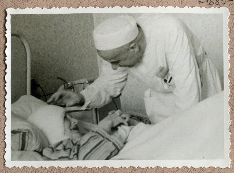 Dr Feliks Raudkepp patsiendiga vestlemas