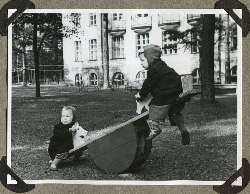 Tallinna Väikelastekodu lapsed aias jalutamas koos õde Tiivi Hansumäega