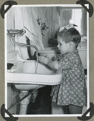 Tallinna Väikelastekodu laps käsi pesemas  duplicate photo