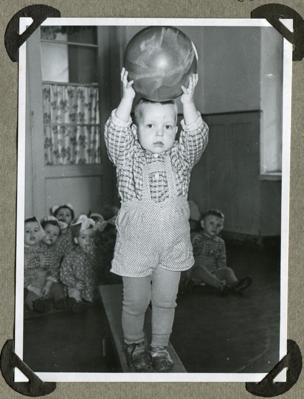 Tallinna Väikelastekodu laps tasakaaluharjutust sooritamas